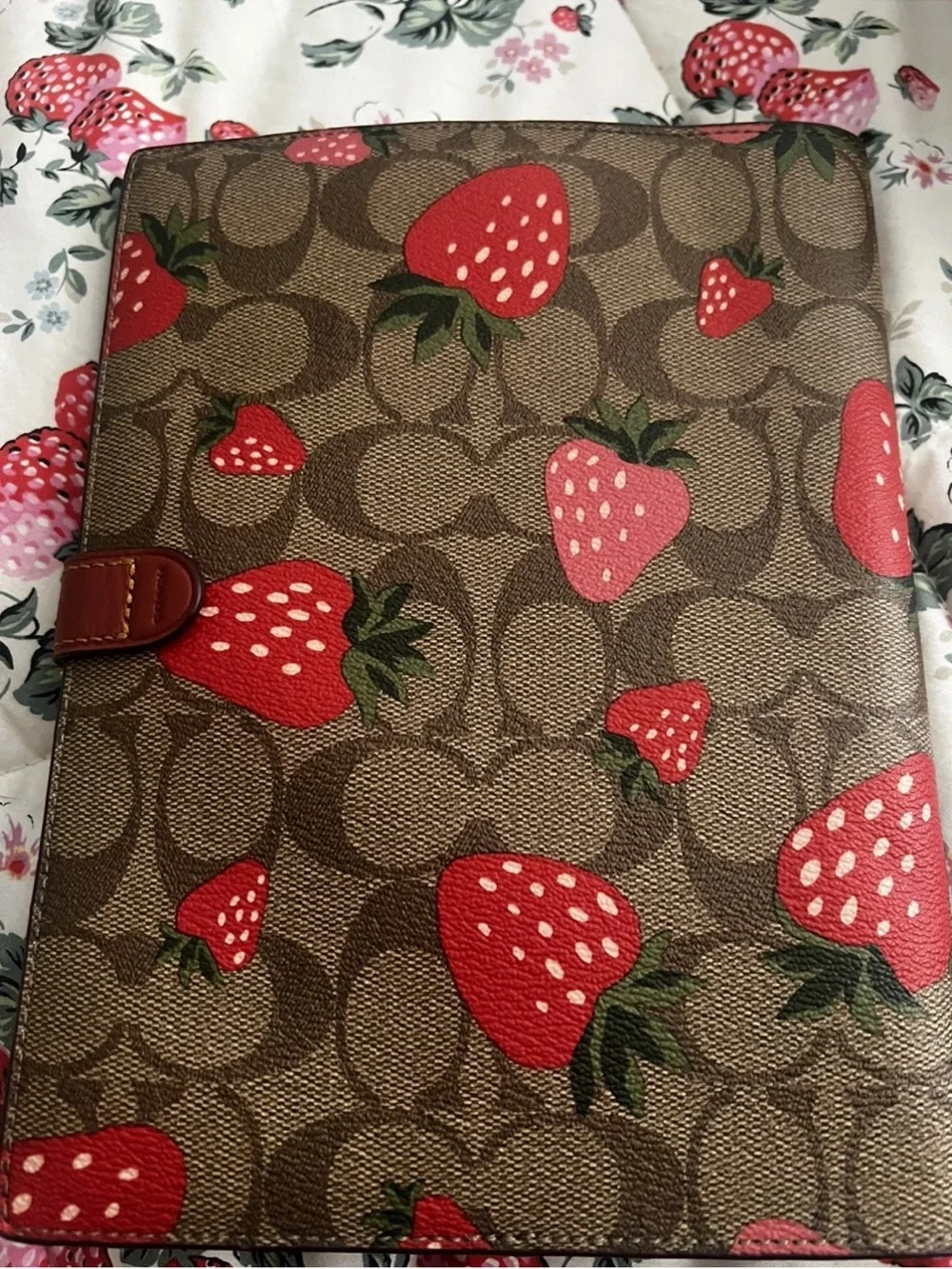 🍓🍓🍓 COACH NOTEBOOK WITH WILD STRAWBERRY PRINT 🍓🍓🍓 NWT 🍓🍓🍓